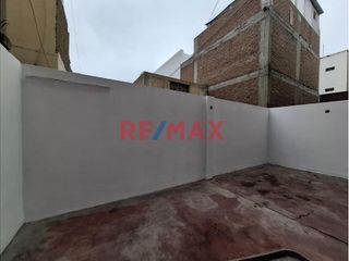 Foto 7 de Alquiler De Casa Para Empresas En Urb. Primavera A.C 220 M2 3500 Soles