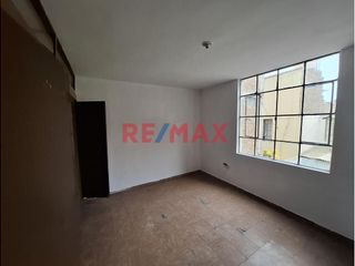 Foto 9 de Alquiler De Casa Para Empresas En Urb. Primavera A.C 220 M2 3500 Soles
