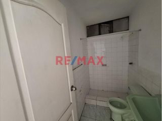 Foto 10 de Alquiler De Casa Para Empresas En Urb. Primavera A.C 220 M2 3500 Soles