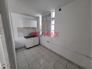 Foto 12 de Alquiler De Casa Para Empresas En Urb. Primavera A.C 220 M2 3500 Soles