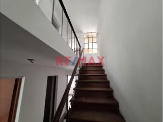 Foto 2 de Alquiler De Casa Para Empresas En Urb. Primavera A.C 220 M2 3500 Soles