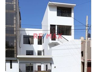 Foto 1 de Alquiler De Casa Para Empresas En Urb. Primavera A.C 220 M2 3500 Soles