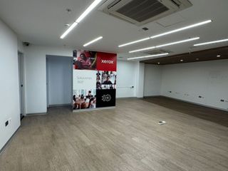 Foto 14 de Oficina Prime de 947 m² con Vista Al Golf Los Incas en Santiago de Surco