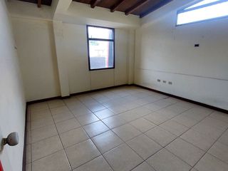 Foto 5 de Vendo propiedad comercial en Urdesa, 800m2 de terreno y 750m2 de construccion