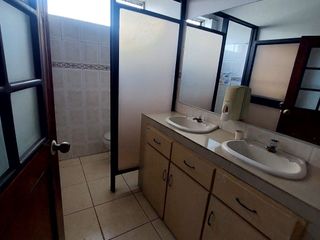 Foto 11 de Vendo propiedad comercial en Urdesa, 800m2 de terreno y 750m2 de construccion