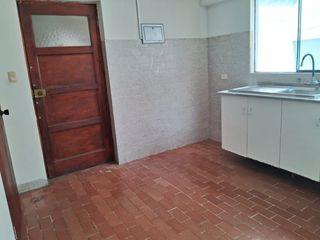 Foto 5 de ALQUILO AMPLIO DEPARTAMENTO EN URB. BARRIO MEDICO EN SURQUILLO