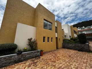 Foto 1 de Casa en Arriendo en Cumbayá – Vía Tanda, Tranquilidad y Naturaleza