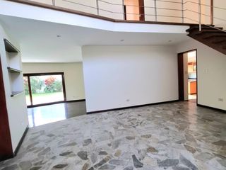 Foto 3 de Venta de Hermosa Casa en Surco
