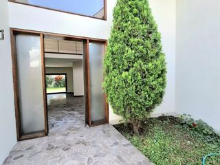Foto 2 de Venta de Hermosa Casa en Surco