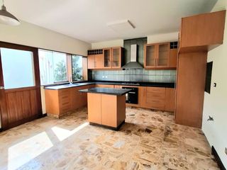 Foto 10 de Venta de Hermosa Casa en Surco