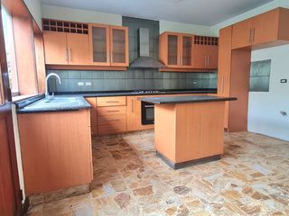 Foto 9 de Venta de Hermosa Casa en Surco