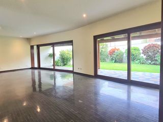 Foto 5 de Venta de Hermosa Casa en Surco
