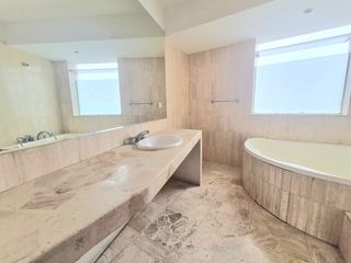 Foto 16 de Venta de Hermosa Casa en Surco
