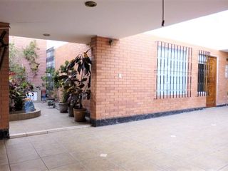 Foto 3 de En Venta gran residencia de 378 m2, 8 dormitorios – Magdalena límite con San Isidro.