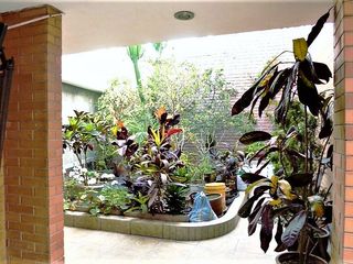 Foto 2 de En Venta gran residencia de 378 m2, 8 dormitorios – Magdalena límite con San Isidro.