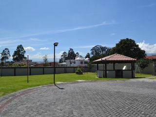 Foto 3 de Conocoto casa de arriendo amplio jardín, dos parqueaderos excelente ubicación $460 incluida alícuota