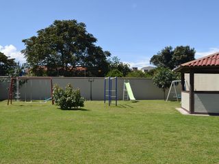 Foto 7 de Conocoto casa de arriendo amplio jardín, dos parqueaderos excelente ubicación $460 incluida alícuota
