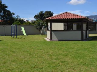 Foto 8 de Conocoto casa de arriendo amplio jardín, dos parqueaderos excelente ubicación $460 incluida alícuota