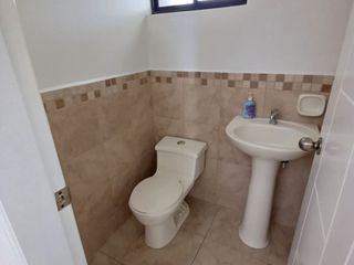 Foto 27 de Conocoto casa de arriendo amplio jardín, dos parqueaderos excelente ubicación $460 incluida alícuota