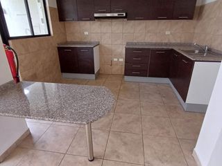 Foto 13 de Conocoto casa de arriendo amplio jardín, dos parqueaderos excelente ubicación $460 incluida alícuota