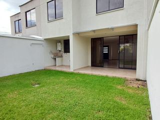 Foto 10 de Conocoto casa de arriendo amplio jardín, dos parqueaderos excelente ubicación $460 incluida alícuota