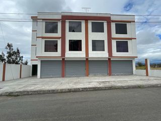Foto 2 de Casa Rentera en Ambato | 2 Departamentos + 2 Locales Comerciales | Terraza Amplia, Parqueadero | Terremoto, Tungurahua»