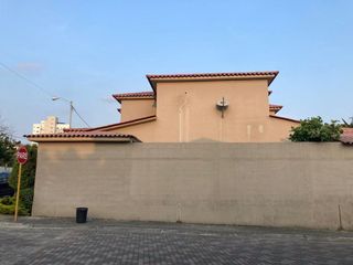 Foto 15 de ¡Amplia Casa Esquinera de 2 Plantas en Alquiler – Urbanización Portal al Sol, Vía a la Costa!