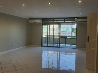 Foto 2 de En venta departamento en Urdesa Central