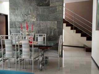 Foto 2 de EN ALQUILER CASA CON PISCINA, CEIBOS, GUAYAQUIL.