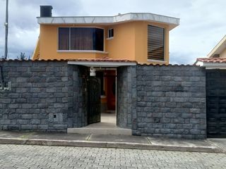 Foto 1 de Rento amplia casa en urbanización, sector El Colibrí