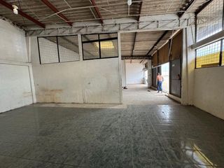 Foto 6 de bodega comercial de alquiler en manta zona norte