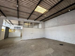 Foto 3 de bodega comercial de alquiler en manta zona norte