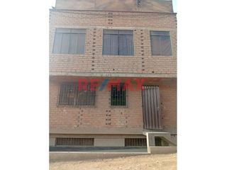 Foto 5 de Se Vende Casa De 3 Pisos Con Local Comercial En Avenida Frente A Colegio Inicial, Posta Medica Y C.E