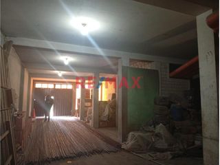 Foto 2 de Se Vende Casa De 3 Pisos Con Local Comercial En Avenida Frente A Colegio Inicial, Posta Medica Y C.E