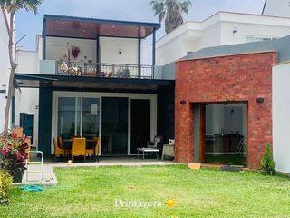 Foto 1 de Casa Moderna de 2 pisos en – Miraflores –  Urbanización San Antonio -  Zona residencial y tranquila