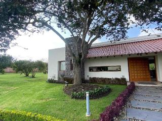 Foto 2 de Venta espectacular Quinta con casa estilo Londono en 14,500 m2 en Puembo