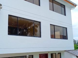 Foto 1 de 🏡 Casa de 3 pisos en VENTA en San Juan de Conocoto – 5 habitaciones – 372 m² – Conjunto privado