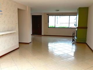 Foto 2 de 🏡 Casa de 3 pisos en VENTA en San Juan de Conocoto – 5 habitaciones – 372 m² – Conjunto privado