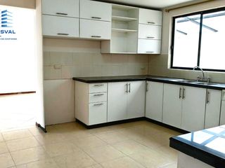 Foto 5 de 🏡 Casa de 3 pisos en VENTA en San Juan de Conocoto – 5 habitaciones – 372 m² – Conjunto privado