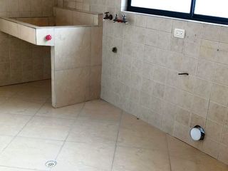 Foto 6 de 🏡 Casa de 3 pisos en VENTA en San Juan de Conocoto – 5 habitaciones – 372 m² – Conjunto privado