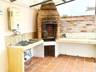 Foto 8 de 🏡 Casa de 3 pisos en VENTA en San Juan de Conocoto – 5 habitaciones – 372 m² – Conjunto privado