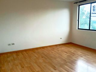 Foto 10 de 🏡 Casa de 3 pisos en VENTA en San Juan de Conocoto – 5 habitaciones – 372 m² – Conjunto privado