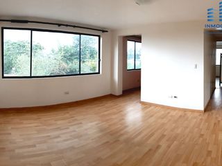 Foto 13 de 🏡 Casa de 3 pisos en VENTA en San Juan de Conocoto – 5 habitaciones – 372 m² – Conjunto privado