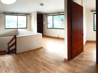 Foto 17 de 🏡 Casa de 3 pisos en VENTA en San Juan de Conocoto – 5 habitaciones – 372 m² – Conjunto privado