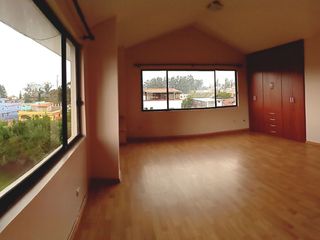 Foto 20 de 🏡 Casa de 3 pisos en VENTA en San Juan de Conocoto – 5 habitaciones – 372 m² – Conjunto privado
