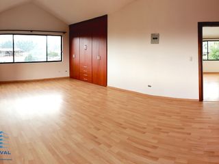 Foto 21 de 🏡 Casa de 3 pisos en VENTA en San Juan de Conocoto – 5 habitaciones – 372 m² – Conjunto privado