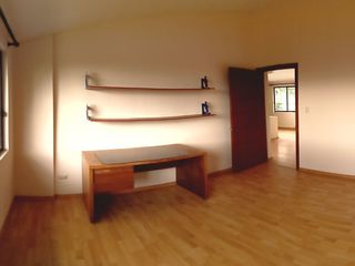 Foto 22 de 🏡 Casa de 3 pisos en VENTA en San Juan de Conocoto – 5 habitaciones – 372 m² – Conjunto privado