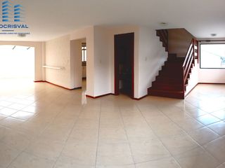 Foto 23 de 🏡 Casa de 3 pisos en VENTA en San Juan de Conocoto – 5 habitaciones – 372 m² – Conjunto privado