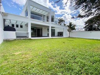 Foto 1 de Renta casa moderna con amplio jardín en Tanda