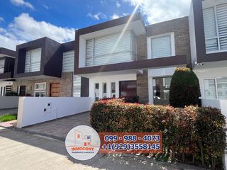 Foto 1 de COMODA VILLA DE VENTA CON 4 DORMITORIOS Y ESTUDIO, COMO NUEVA.